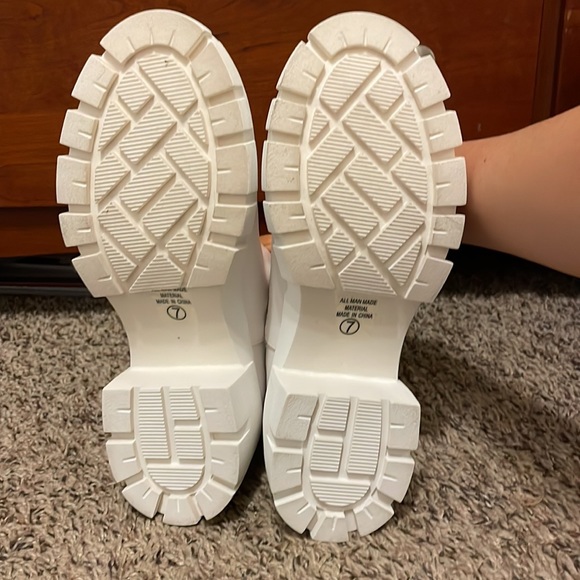 Tilly’s White Chunky Chelsea Boots. Size 7. - Picture 4 of 6